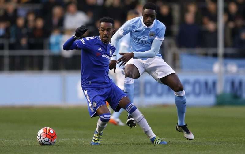 مختار علي بقميص فريقه السابق تشيلسي