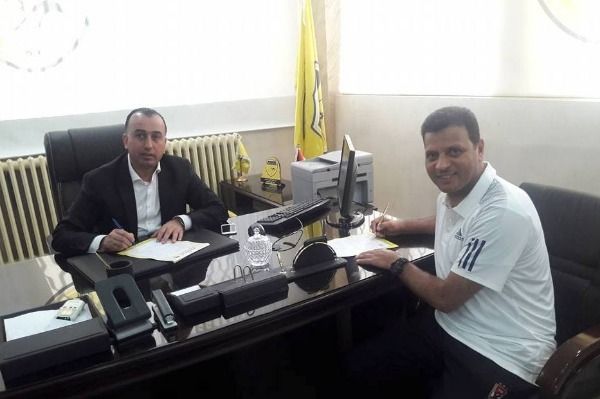 عبد العظيم يوقع عقده بحضور رئيس نادي الحسين