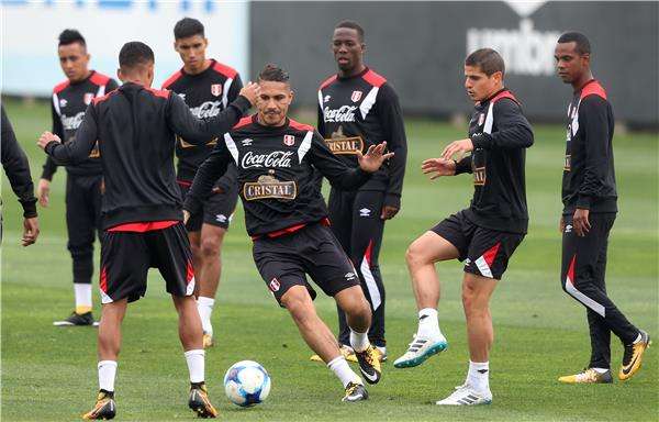 لاعبو منتخب بيرو