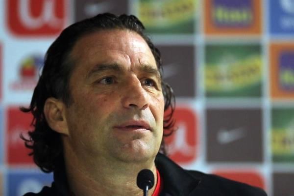 خوان أنطونيو بيتزي خلال المؤتمر الصحفي