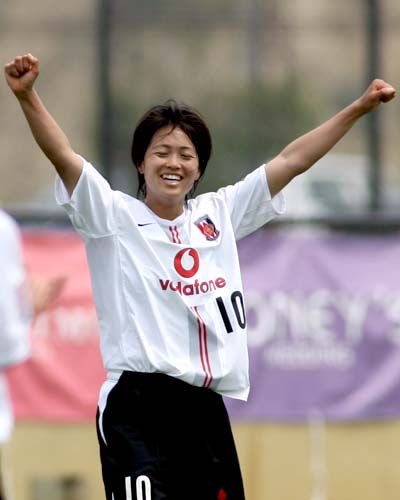 كوزو أندو بقميص فريقها السابق أوراوا ريد الياباني