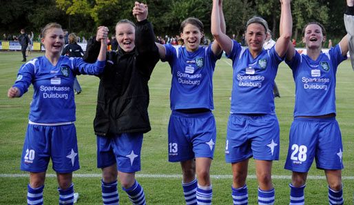 لاعبات فريق دويسبورغ يحتفلن بتأهلهن لدور النصف النهائي