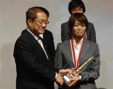 كوزو أندو بجانب رئيس الإتحاد الياباني السيد إينوكاي عندما فازت بجائزة أفضل لاعبة يابانية 2009