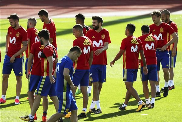 بيكيه في تدريبات منتخب إسبانيا