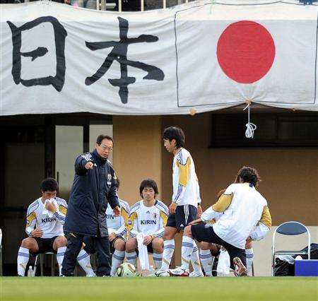 السيد أوكادا ينبه لاعب الوسط كينغو ناكامورا ببعض التعليمات في تدريب اليوم