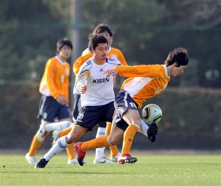 لاعب الوسط ميتسو أوغاساوارا في مواجهة فريق جامعة تسو