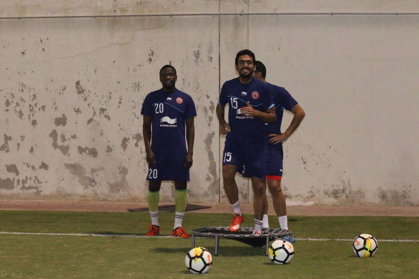 يوسف أحمد مع طلال البلوشي في تدريب اليوم