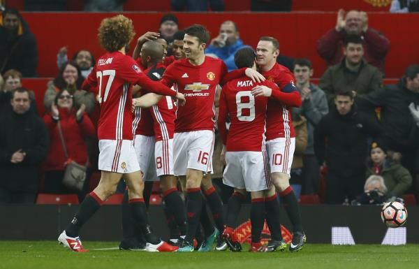 مارسيال محاطًا بلاعبي مانشستر يونايتد