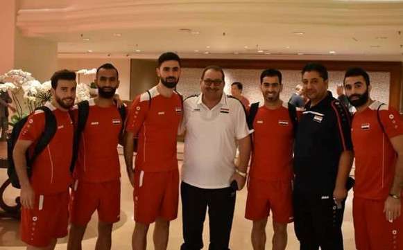 رئيس الاتحاد رفقة لاعبي سوريا