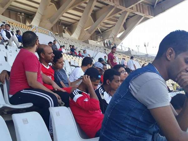 جانب من الجماهير في المدرجات