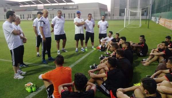 مالوش خلال حديثه للاعبين بمعسكر الإمارات