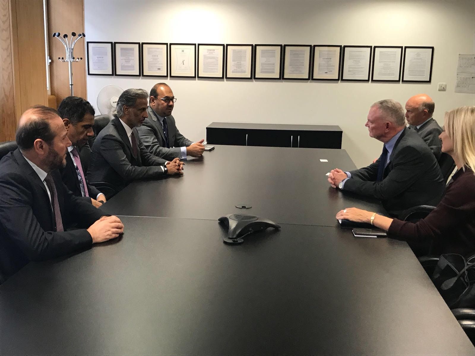 رئيس اتحاد الكرة خلال اللقاء مع نظيره الإنجليزي