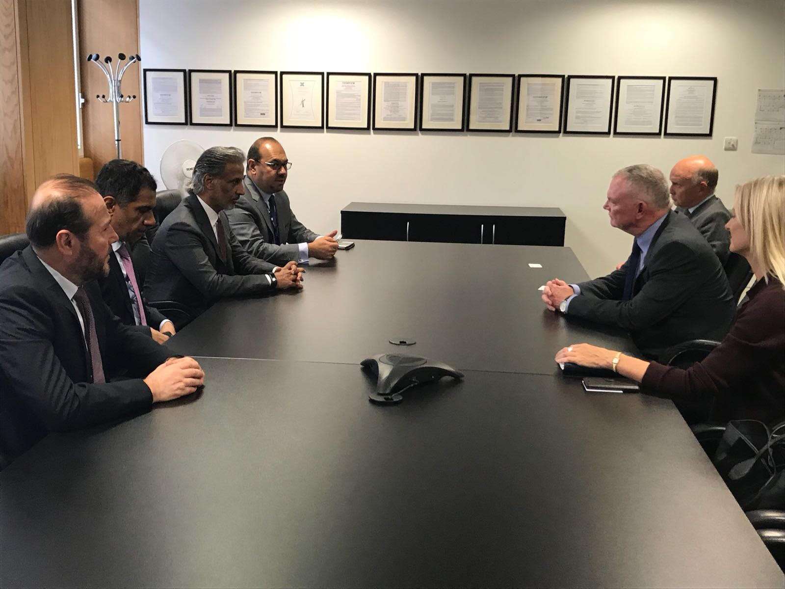 رئيس اتحاد الكرة خلال اللقاء مع نظيره الإنجليزي