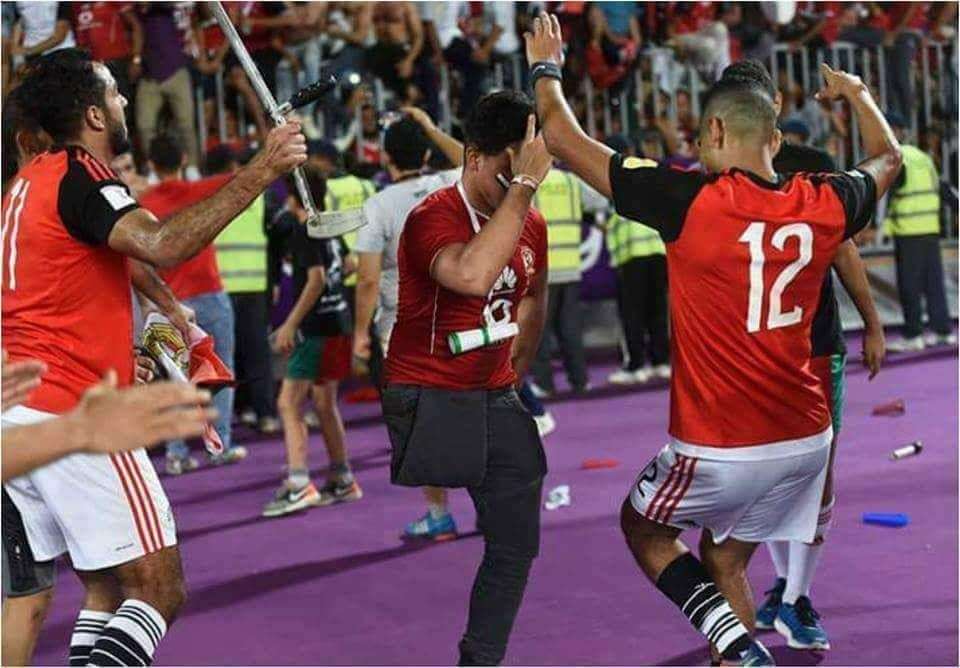 الشاب ينسى إعاقته ويحتفل مع اللاعبين