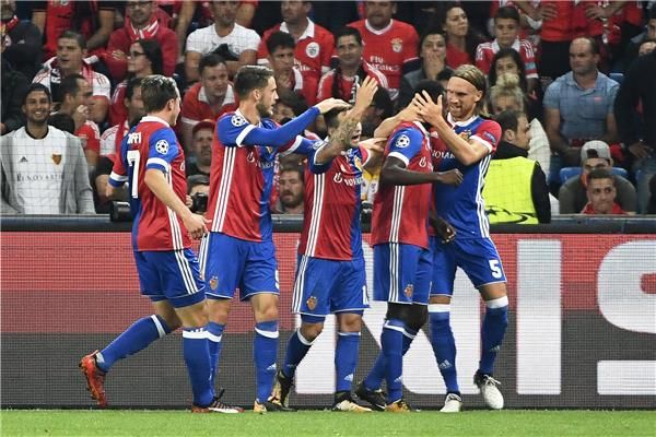 أوبرلين يحتفل بأحد أهدافه مع بازل