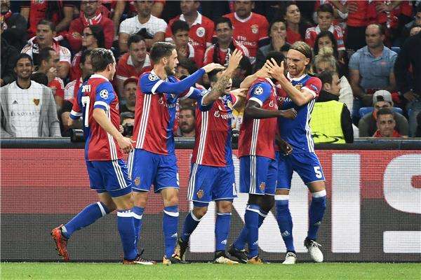 أوبرلين يحتفل بأحد أهدافه مع بازل