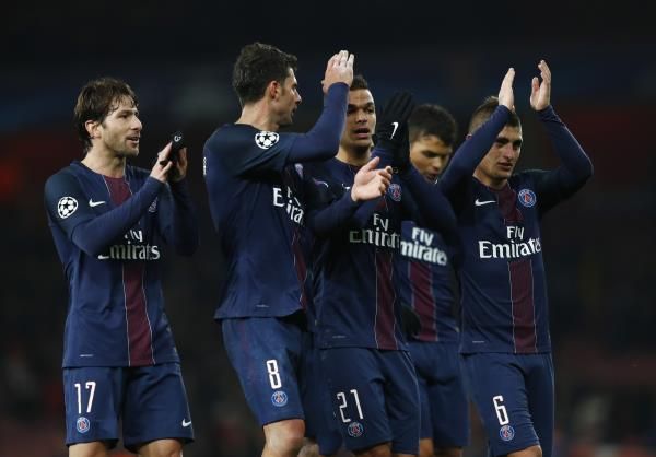 بن عرفة مع لاعبي باريس سان جيرمان - أرشيفية