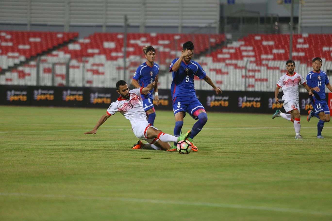 لقطة من لقاء سابق بين الفريقين