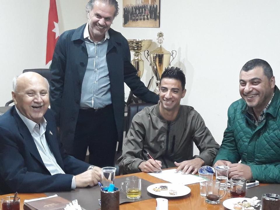 جانب من توقيع العقد