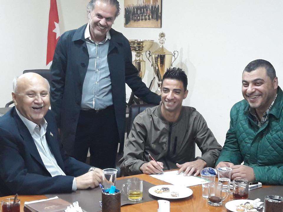 جانب من توقيع العقد