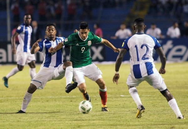 لقطة من مباراة الهندوراس مع المكسيك