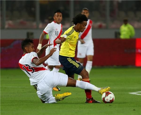 جانب من مباراة كولومبيا وبيرو