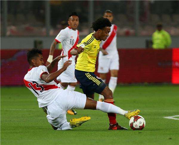 جانب من مباراة كولومبيا وبيرو