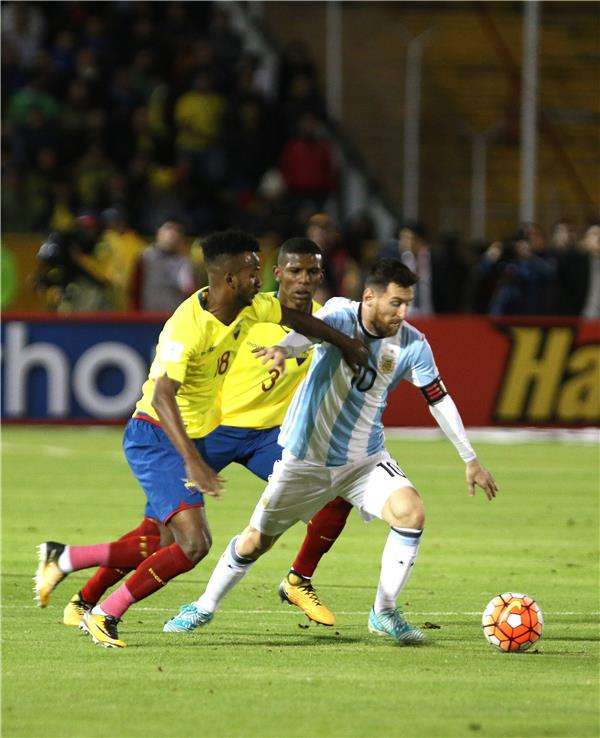 ميسي يسجل هاتريك في الإكوادور