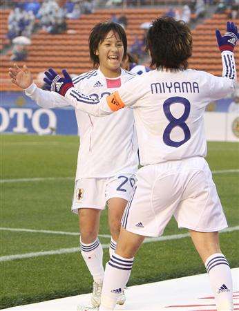 مانا إيوابوتشي تحتفل مع قائدة المنتخب آيا مياما بعد إحرازها الهدف الأول