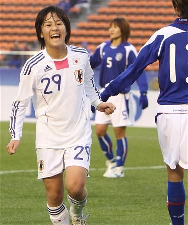 الناشئة مانا إيوابوتشي عند إحرازها الهدف الأول