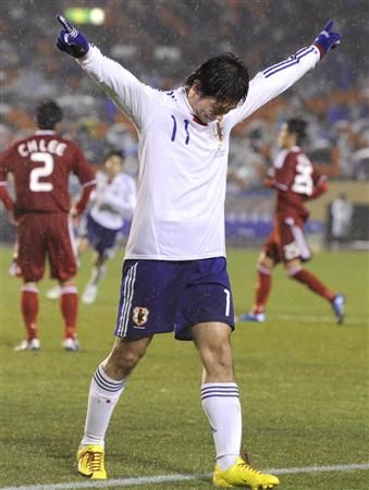 كيجي تامادا يحتفل بالهدف الثالث لمنتخبه الياباني