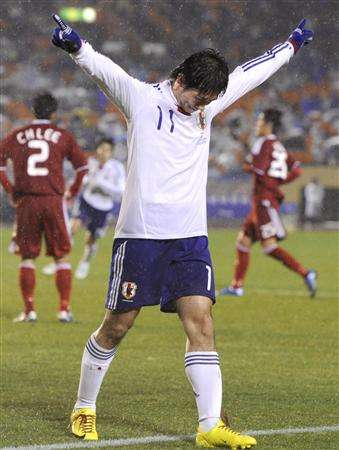 كيجي تامادا يحتفل بالهدف الثالث لمنتخبه الياباني