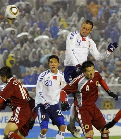 المدافع توليو تاناكا عند إحرازه الهدف الثاني