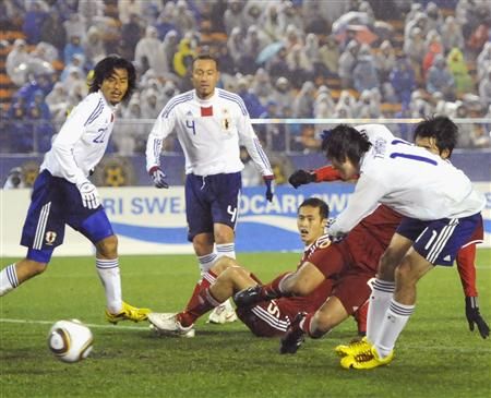 المهاجم كيجي تامادا عند إحرازه الهدف الثالث وسط إرتباك مدافعي هونج كونج