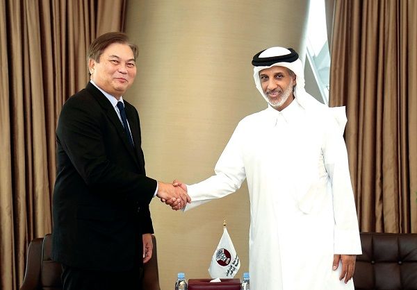 رئيس اتحاد الكرة القطري مع نظيره الفلبيني