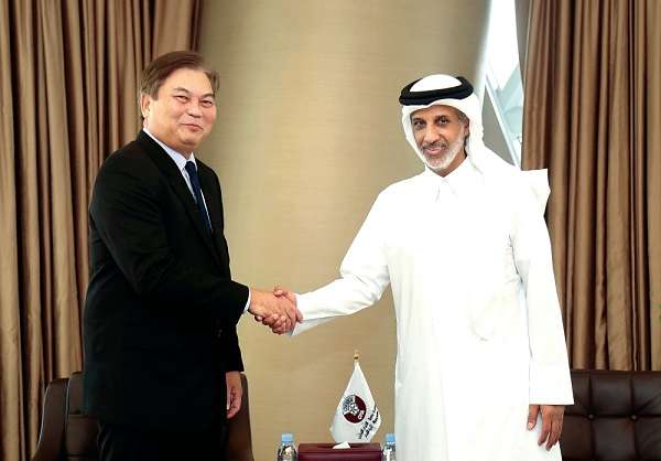 رئيس اتحاد الكرة القطري مع نظيره الفلبيني