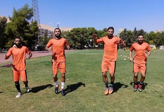 لاعبو الوحدة قبل بداية اللقاء