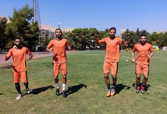 لاعبو الوحدة قبل بداية اللقاء