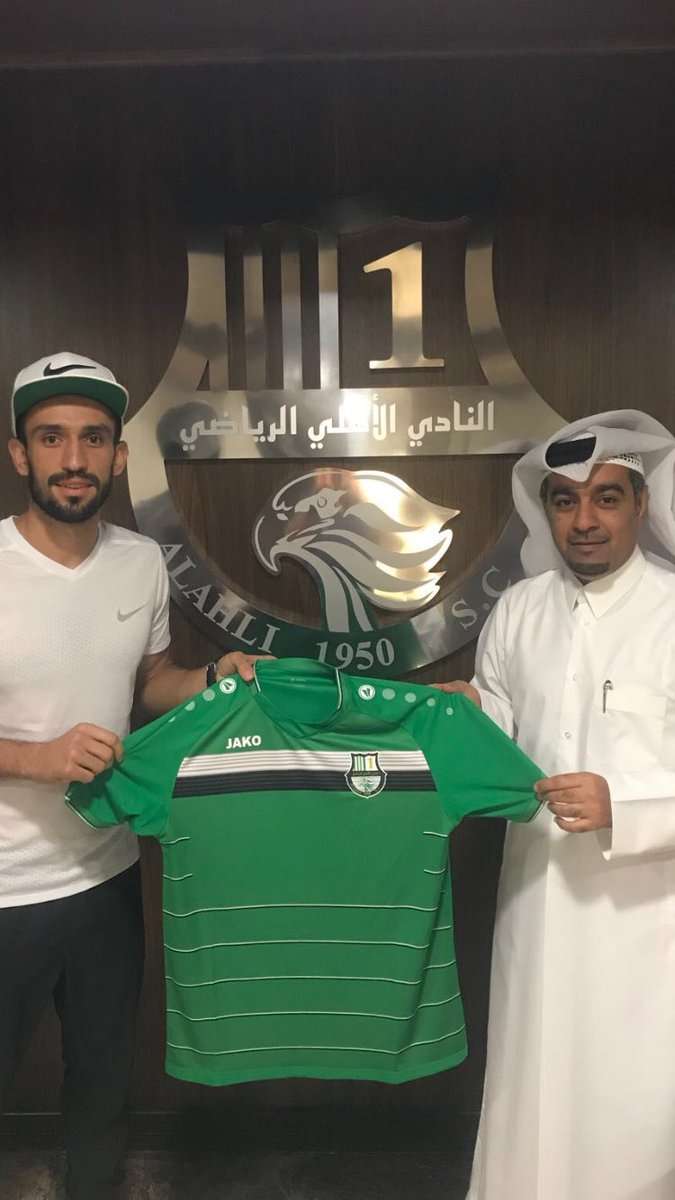 المصري بقميص الأهلي بعد التوقيع