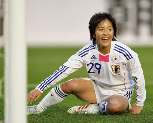 مانا إيوابوتشي عند نجاحها في إحراز هدف الثاني لمنتخبها بمرمى تايبيه