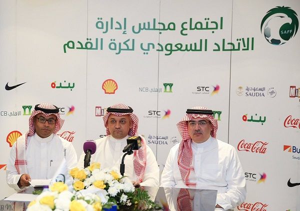 محمد الشيخ (يسار)