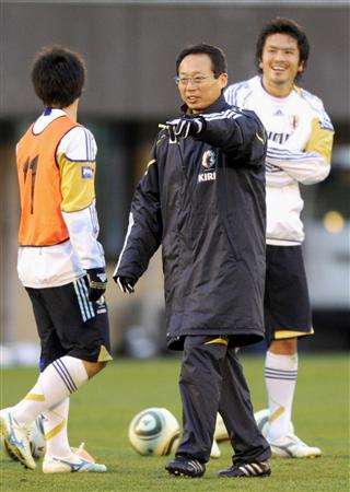 المدرب أوكادا في تدريبات المنتخب اليوم