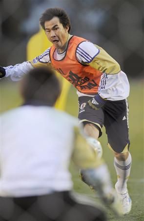 المهاجم شينجي أوكازاكي في تدريب اليوم