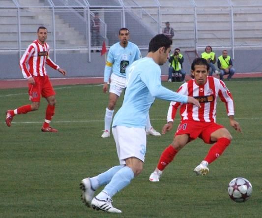 محمد منير الفيصلي يحاول اجتياز مهند محارمة شباب الاردن