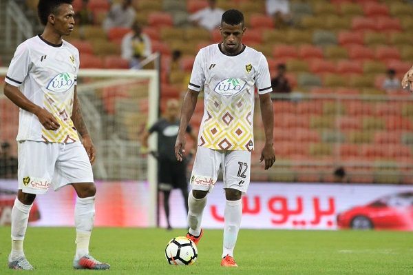  أندريا (يسار)