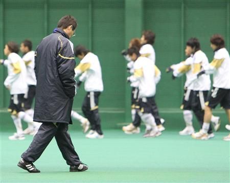 السيد أوكادا يتابع تدريبات اللاعبين داخل الصالة الرياضية