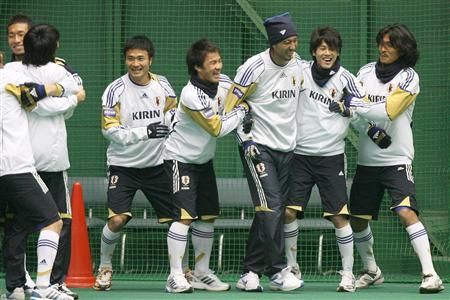 لاعبي المنتخب الياباني يتبادلون المزاح مع المدافع توليو تاناكا بعد نهاية التدريب