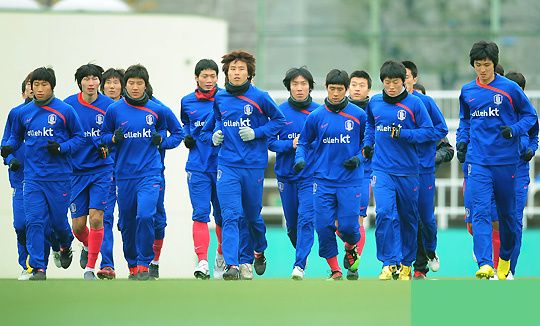 لاعبي النتخب الكوري الجنوبي يجرون تدريباتهم في مدينة شيزوكا