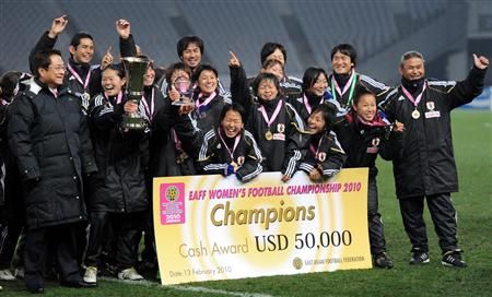 سيدات اليابان يرفعن كأس البطولة