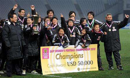 سيدات اليابان يرفعن كأس البطولة